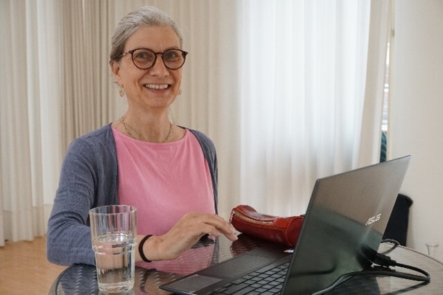 Katrin Löning die mit einem laptop an einem tisch sitzt